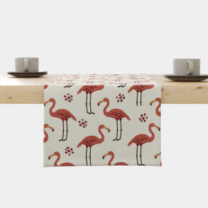 Bieżnik rozłożony na drewnianym stole z motywem flamingów na kremowym tle