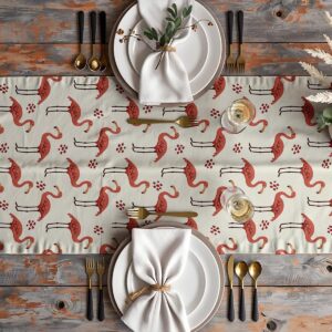 Aranżacja stołu z bieżnikiem, talerzami i sztućcami w eleganckim stylu