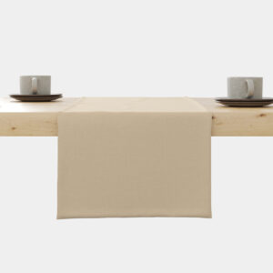 Gładki beżowy bieżnik rozłożony na drewnianym stole, ujęcie frontalne
