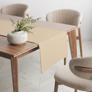 Bieżnik na stole z wazonem i krzesłami w minimalistycznej aranżacji