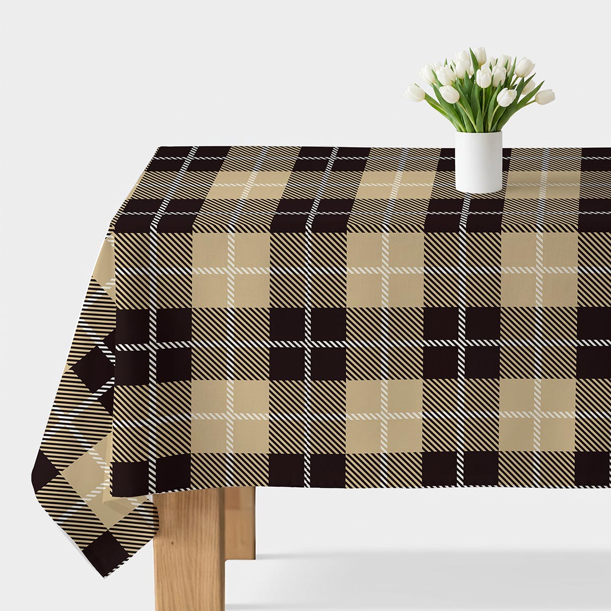 Obrus na stole z beżowo-brązową kratą i wazonem białych tulipanów