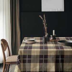 Aranżacja stołu z ceramiką i dekoracjami na obrusie w beżowo-brązową kratę