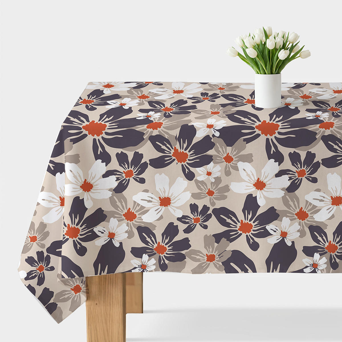 Obrus rozłożony na stole, widok z góry na beżowe tło z dużymi stylizowanymi kwiatami