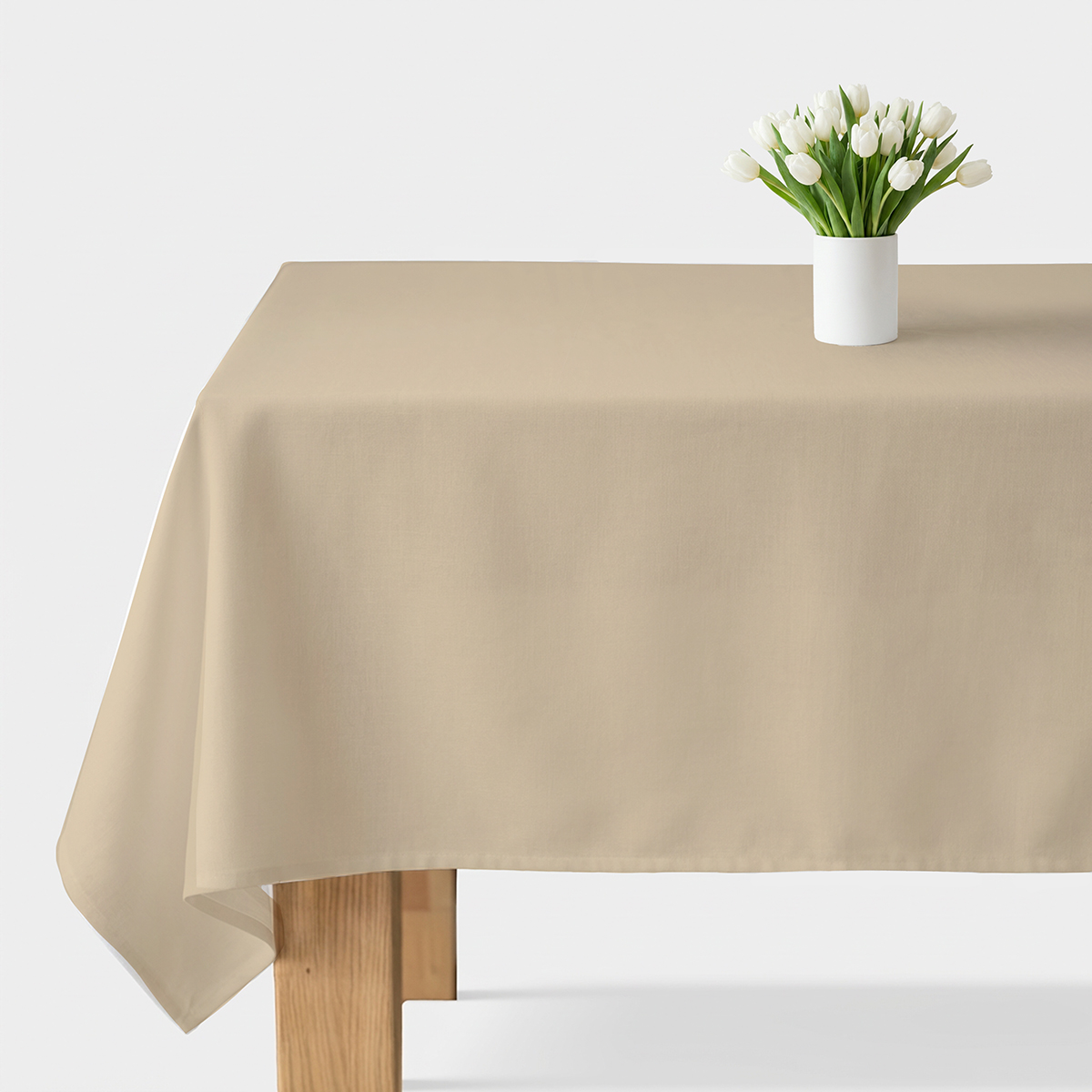 beżowy obrus rozłożony na drewnianym stole, główne ujęcie produktu