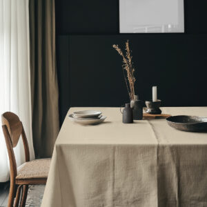 aranżacja stołu z beżowym obrusem, ceramiczne naczynia i naturalne dodatki