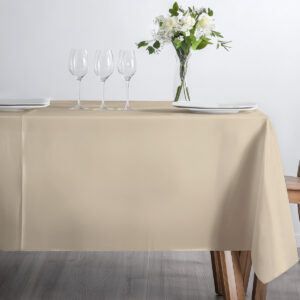 detal krawędzi obrusa i gładka powierzchnia stołu z ustawionymi kieliszkami