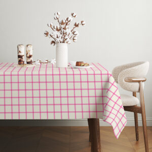 Jasna jadalnia z obrusem w różową kratę i wazonem z białymi kwiatami