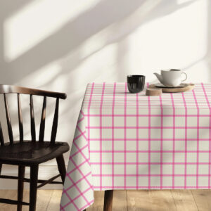 Kącik śniadaniowy z filiżanką na obrusem w delikatną różową kratę