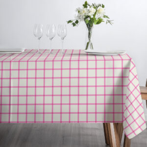 Widok boczny na obrus ukazujący kontrast różowej kraty i drewnianego stołu