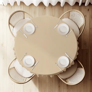 widok z góry na okrągły stół nakryty beżowym obrusem z ustawioną zastawą