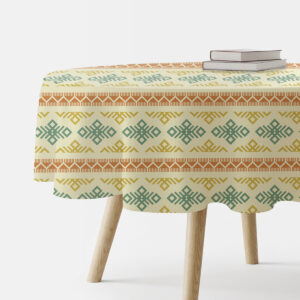 okrągły obrus na stole z etnicznym pasowym wzorem w stonowanych barwach