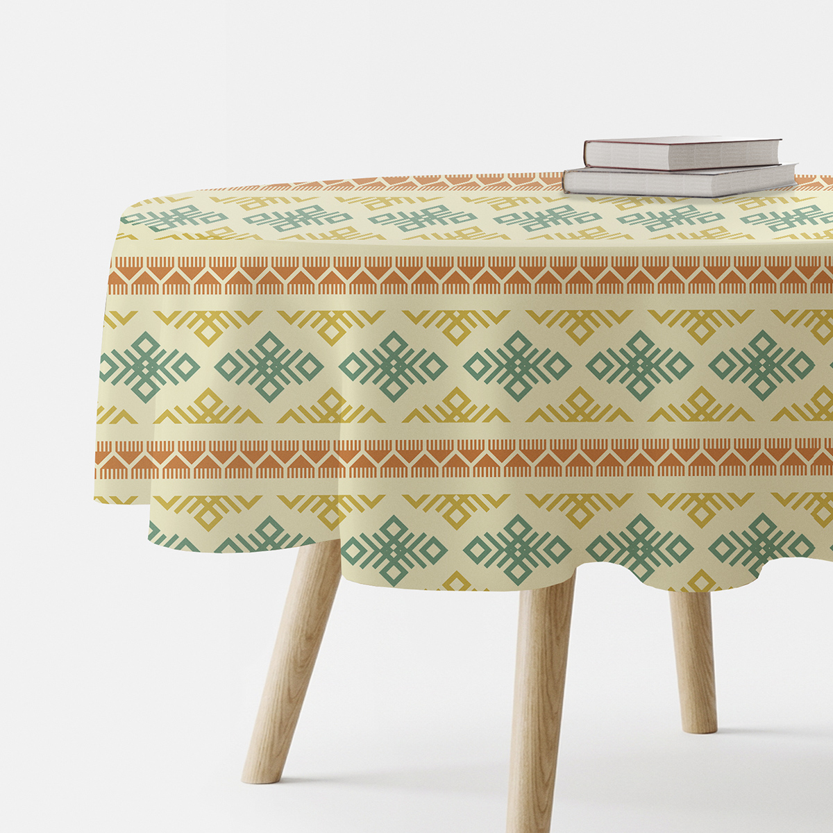 okrągły obrus na stole z etnicznym pasowym wzorem w stonowanych barwach