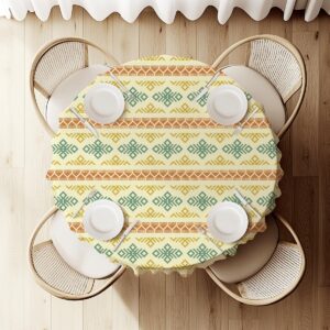 widok z góry na okrągły stół udekorowany obrusie z równomiernie rozmieszczonym wzorem