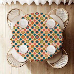 widok z góry na okrągły stół nakryty obrusem z powtarzalnym wzorem kropek