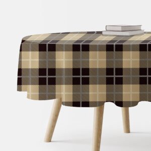 okrągły obrus z beżowo-brązową kratą na stole, widok z boku z książkami