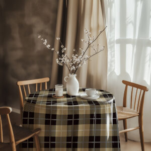 aranżacja stołu z wazonem, filiżanką i obrus w beżowo-brązową kratę