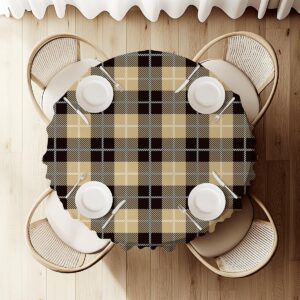 widok z góry na okrągły stół nakryty obrusem z nakryciami i sztućcami