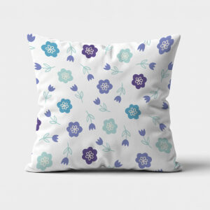 Poduszka ozdobna z drobnym łąkowym wzorem na jasnym tle, ujęcie produktowe