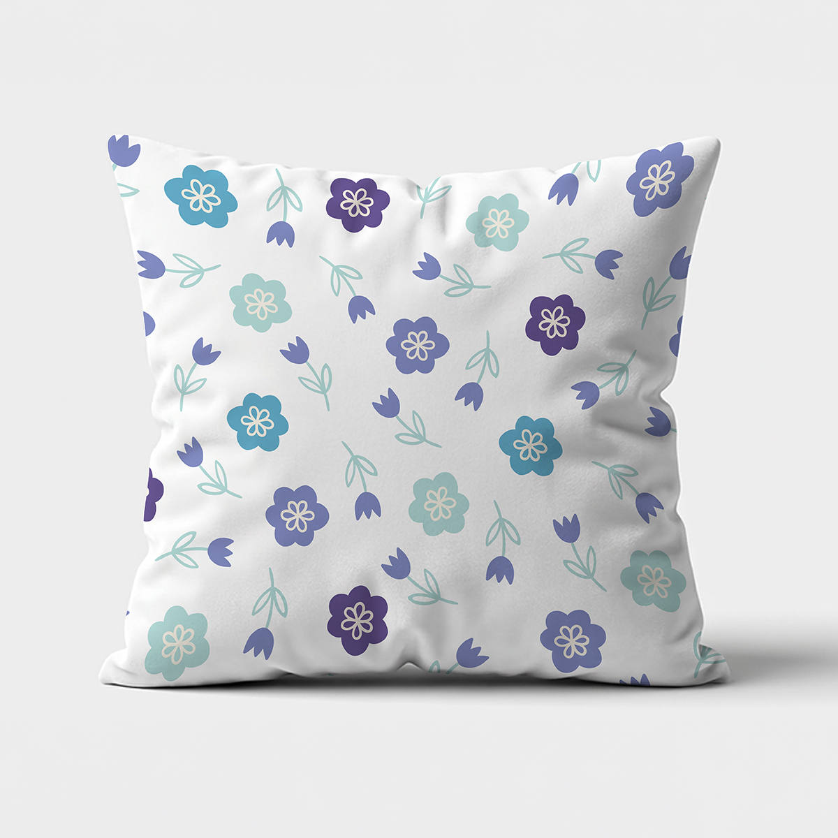 Poduszka ozdobna z drobnym łąkowym wzorem na jasnym tle, ujęcie produktowe