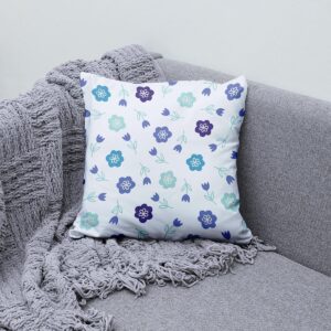 Poduszka ułożona na szarej sofie obok pledu jako stylowa aranżacja wnętrza