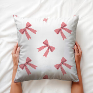 Zbliżenie na wzór różowych kokardek i miękką tkaninę poduszki