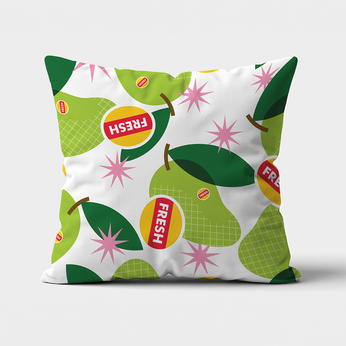Poduszka z wzorem zielonych gruszek i różowych gwiazdek na białym tle - widok z przodu