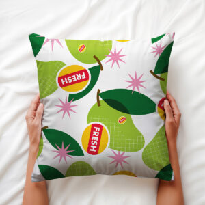 Poduszka trzymana w dłoniach, widoczne liście gruszki i detal etykiety 'FRESH' w projekcie