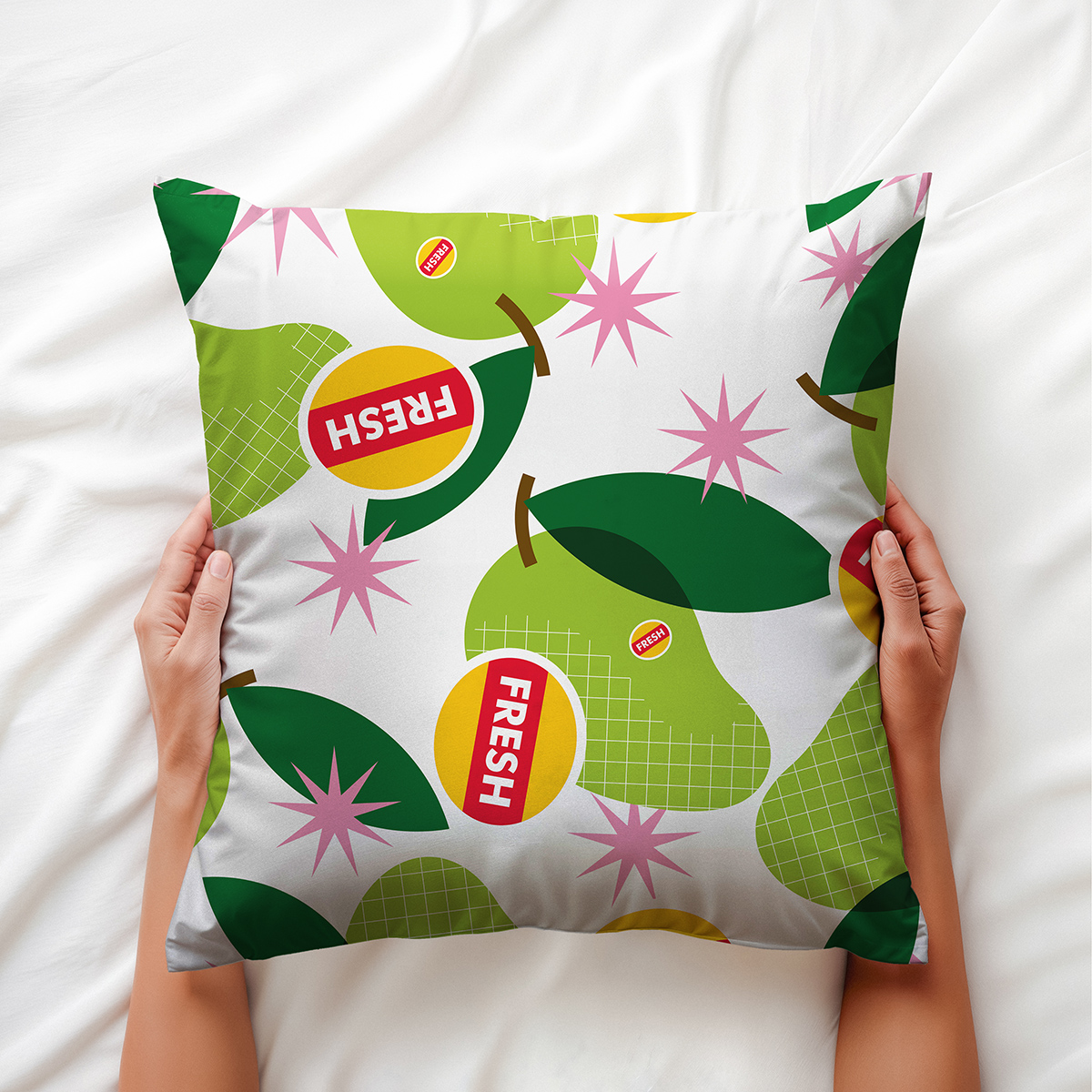 Poduszka trzymana w dłoniach, widoczne liście gruszki i detal etykiety 'FRESH' w projekcie