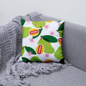 Poduszka na szarej sofie jako dekoracyjny akcent z owocowym motywem i różowymi gwiazdkami