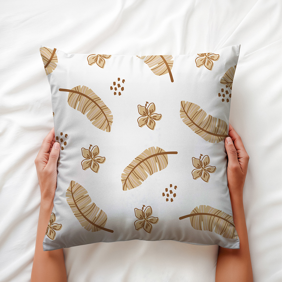 główne ujęcie poduszki dekoracyjnej z beżowymi piórami i kwiatami na jasnym tle