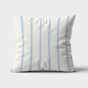 Poduszka dekoracyjna z pionowymi jasnobłękitnymi pasami na kremowym tle — widok z przodu