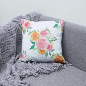 aranżacja poduszki na szarej kanapie z pledem, widoczny wzór akwarelowych kwiatów