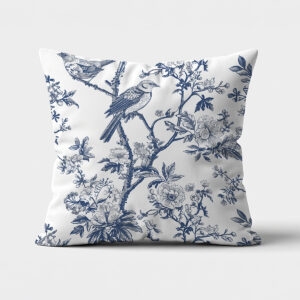 Główne ujęcie poduszki dekoracyjnej z rysunkowymi niebieskimi ptakami na gałązkach na jasnym tle
