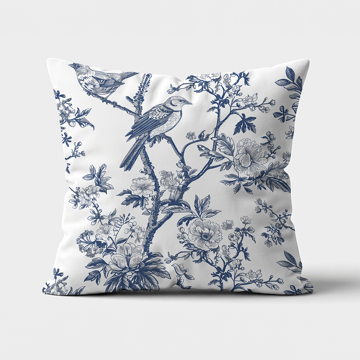 Główne ujęcie poduszki dekoracyjnej z rysunkowymi niebieskimi ptakami na gałązkach na jasnym tle