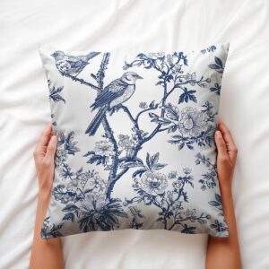 Widok z góry poduszki z motywem ptaków i kwiatów trzymanej w dłoniach