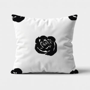 biała poduszka z czarną graficzną różą na środku, widok z przodu