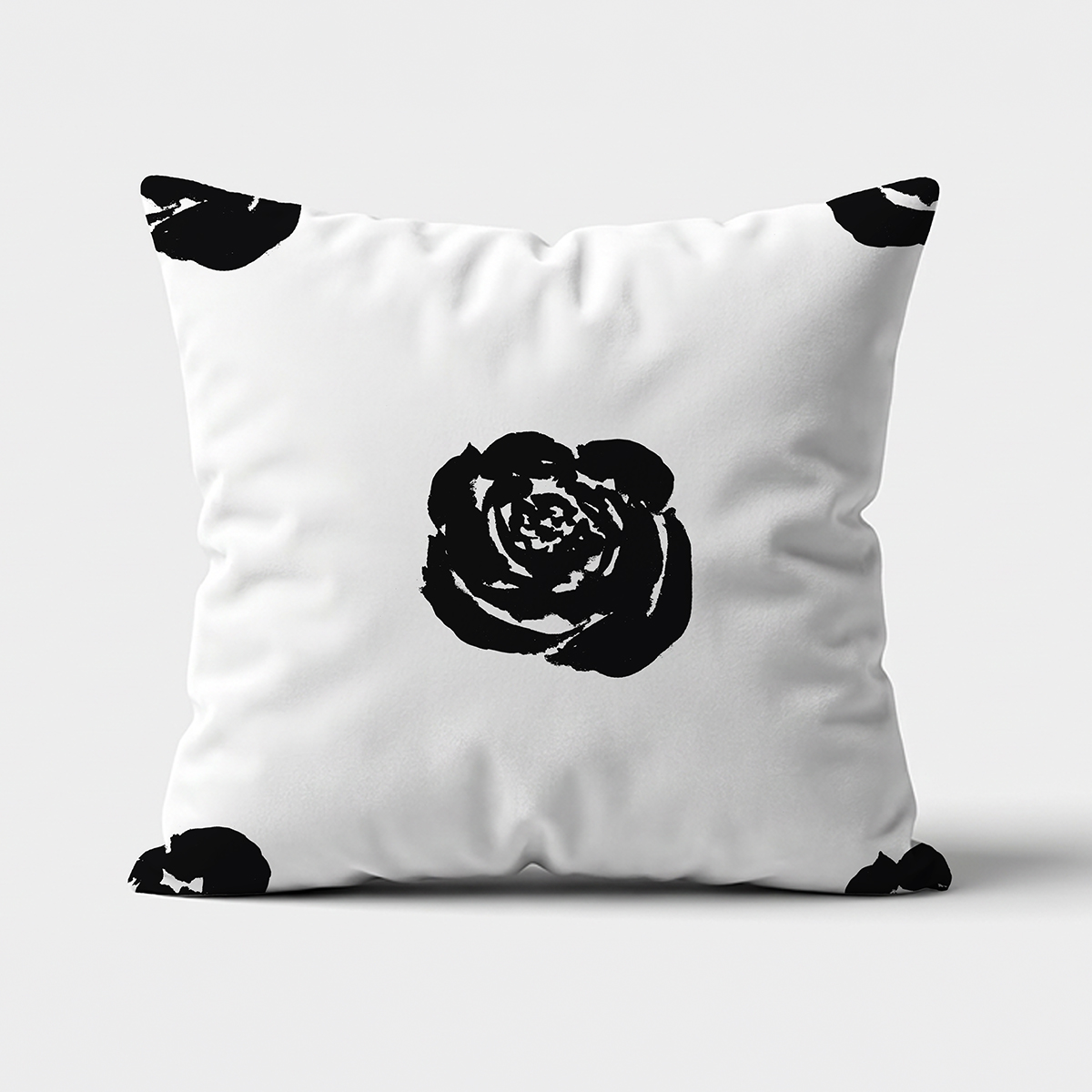 biała poduszka z czarną graficzną różą na środku, widok z przodu