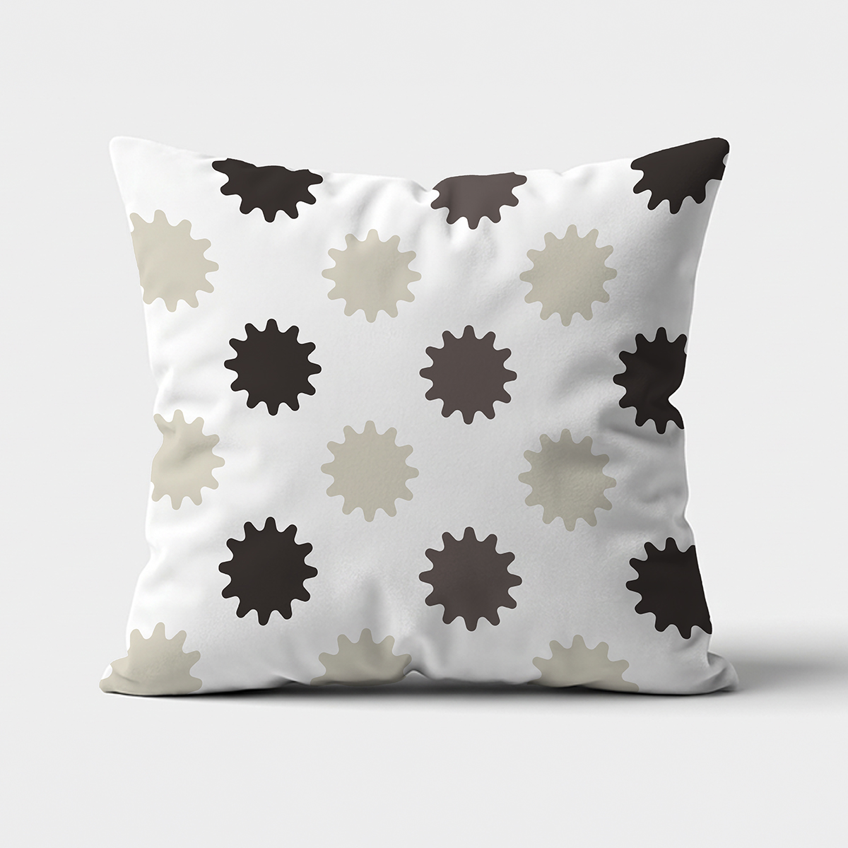 Główne ujęcie poduszki dekoracyjnej z białym tłem i regularnymi gwiazdkowymi rozbłyskami w beżu i brązie