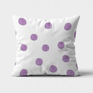 Biała poduszka dekoracyjna z fioletowymi akwarelowymi kropkami — widok z przodu