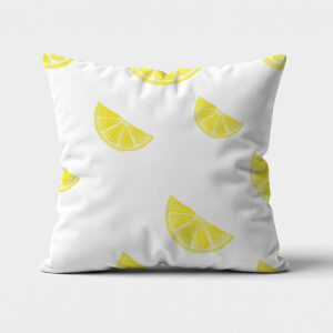 Główne ujęcie poduszki dekoracyjnej z żółtymi plasterkami cytryny na białym tle