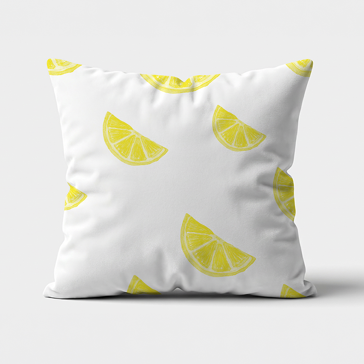 Główne ujęcie poduszki dekoracyjnej z żółtymi plasterkami cytryny na białym tle
