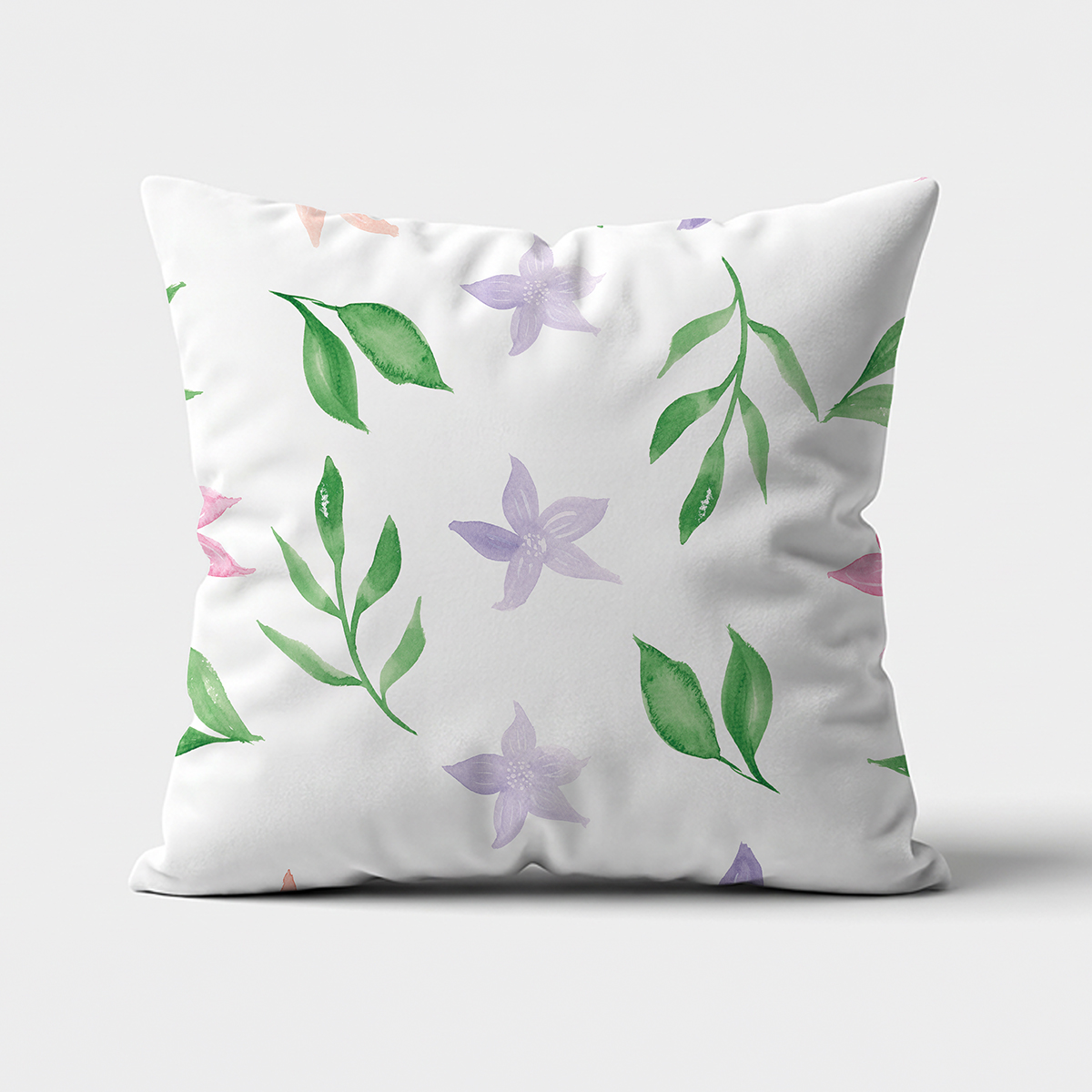Poduszka dekoracyjna na jasnym tle z akwarelowymi fioletowymi kwiatami i zielonymi listkami