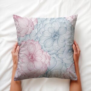 Górny widok poduszki trzymanej w dłoniach z detalem cienkich linii i pasteli