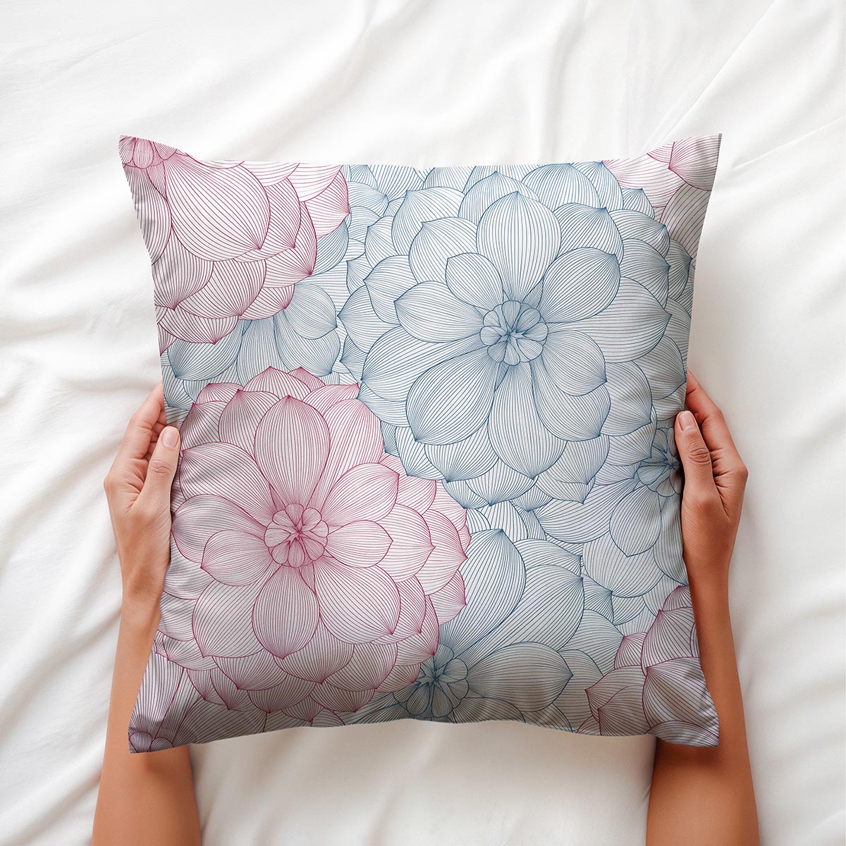 Górny widok poduszki trzymanej w dłoniach z detalem cienkich linii i pasteli