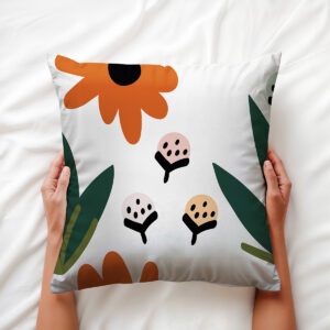 zbliżenie na wzór z drobnymi pąkami i kontrastującymi czarnymi detalami trzymanej w dłoniach poduszki