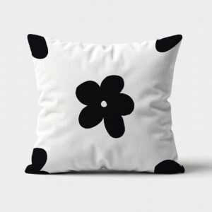 poduszka dekoracyjna z dużym czarnym, graficznym kwiatem na białym tle, widok z przodu