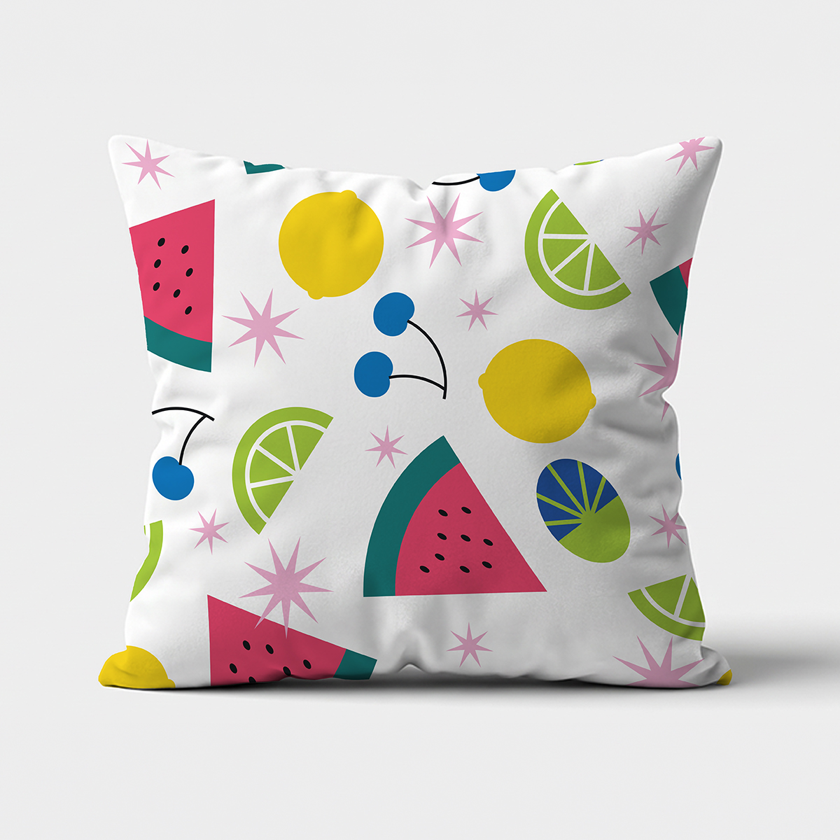 Poduszka dekoracyjna z kolorowym wzorem owoców i różowymi gwiazdkami na białym tle