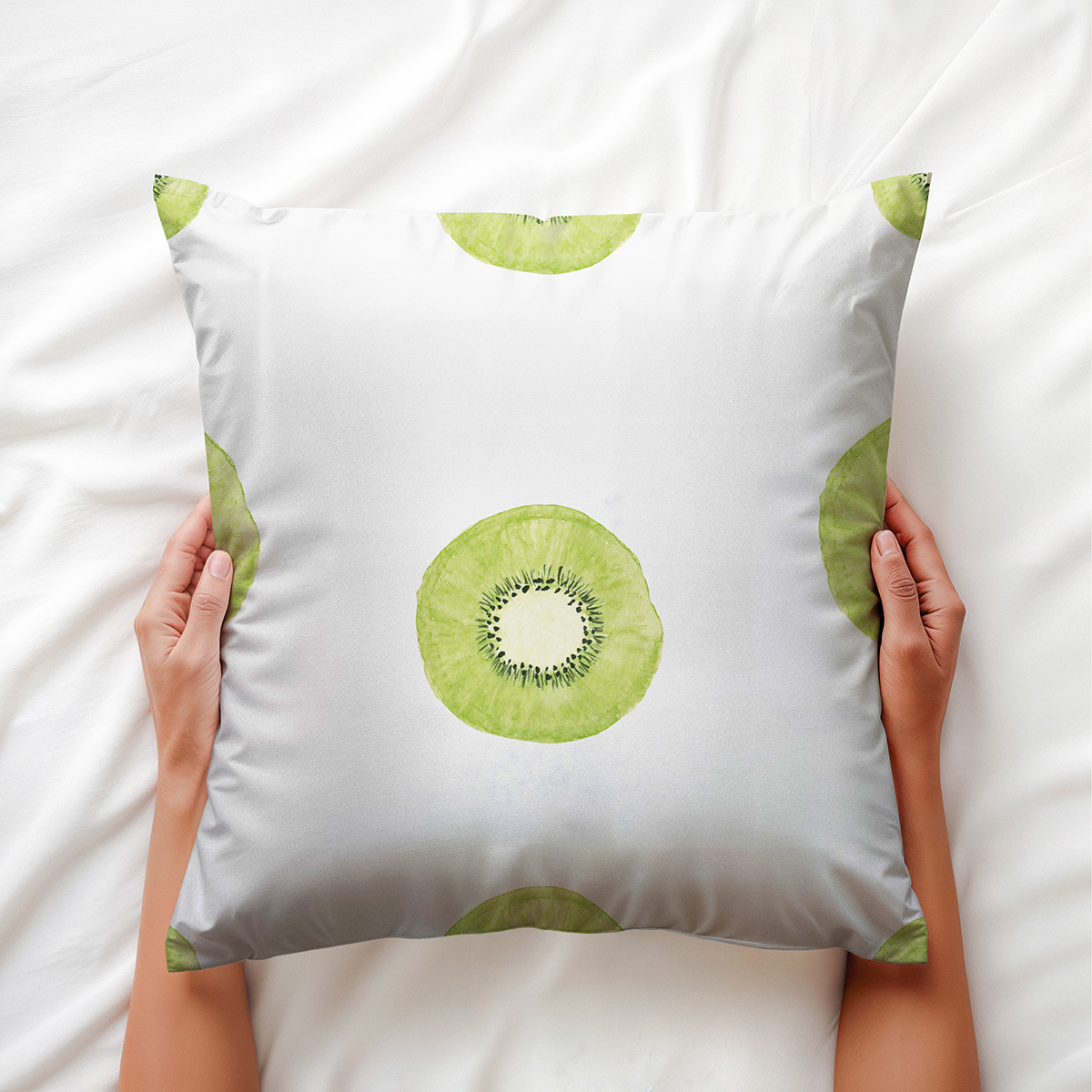 Zbliżenie: dłoń trzymająca poduszkę z motywem kiwi, pokazujące fakturę tkaniny i nadruku