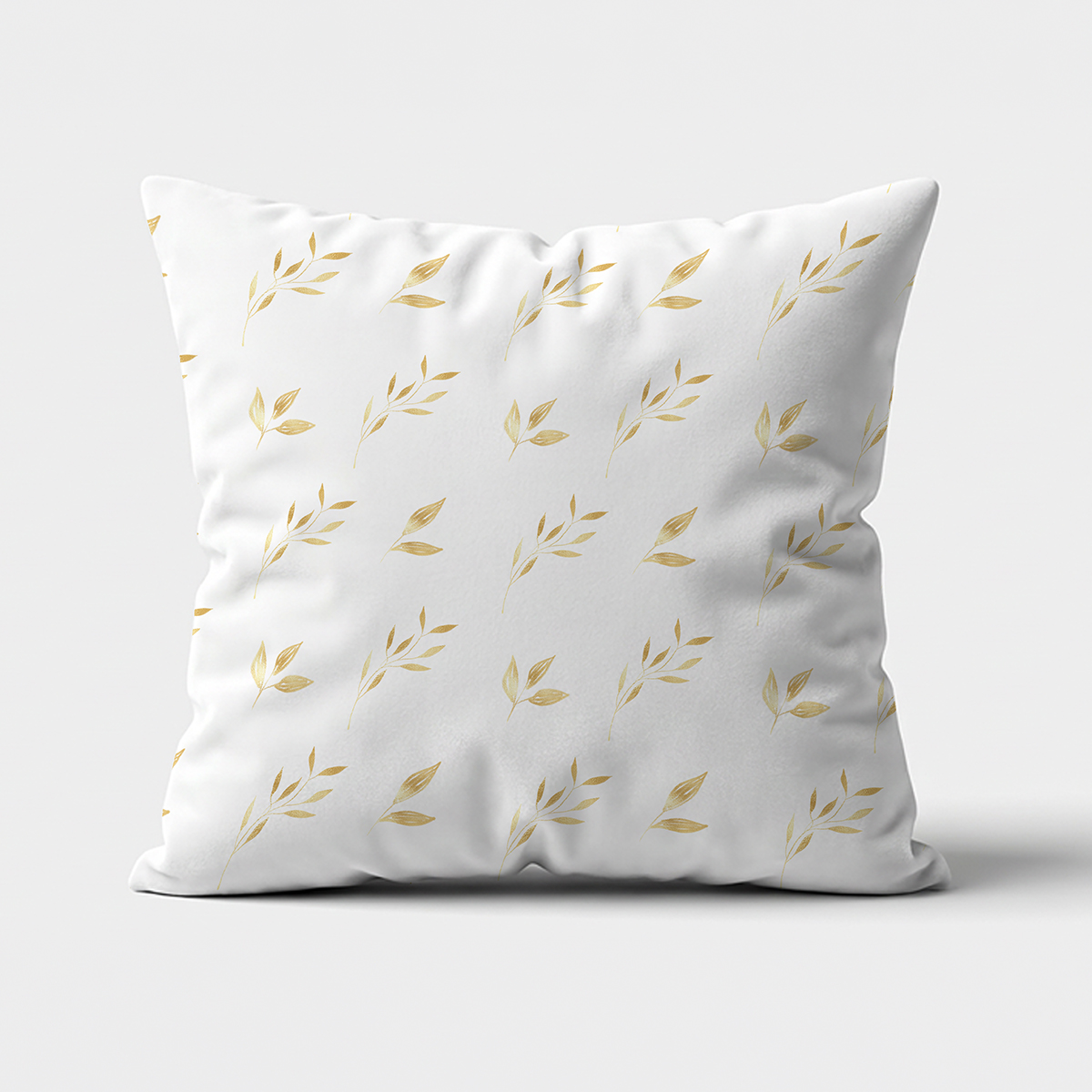 frontalne ujęcie poduszki dekoracyjnej z delikatnym wzorem złotych listków na jasnym tle