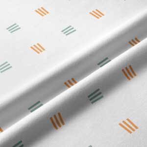 Zbliżenie na fakturę materiału i szczegóły wzoru z równoległymi, cienkimi kreskami